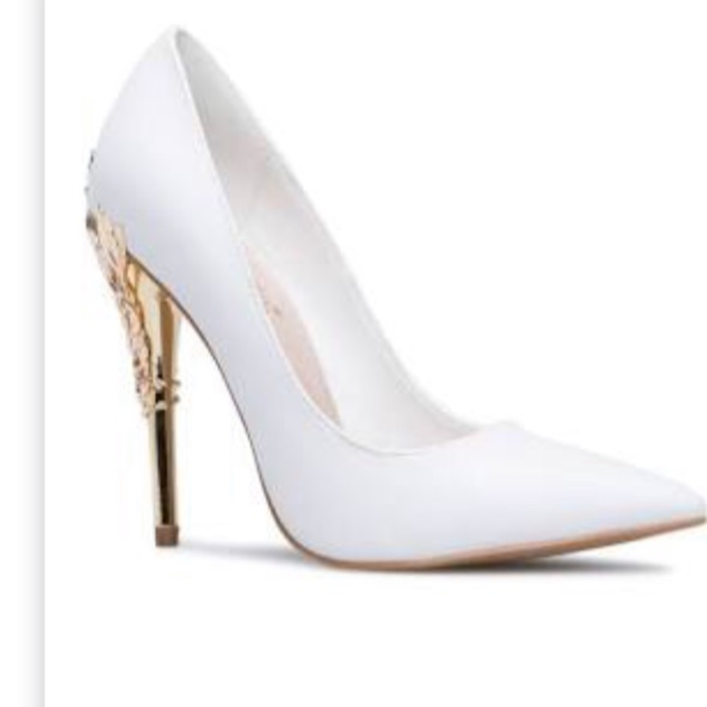 ShoeDazzle size 6 white high heels.Never been worn